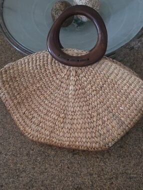 Woven Straw Handbag with Wooden Handle - Natural